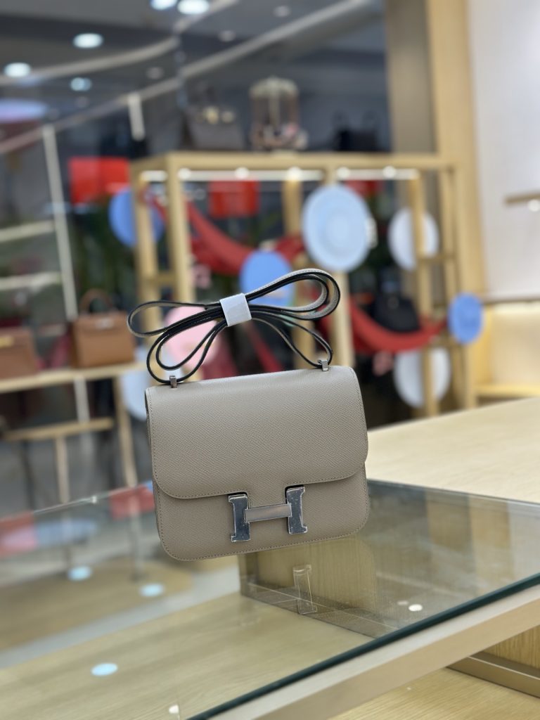 Constance — 19 cm — Trench Gray — Epsom leather — Silver-tone hardware