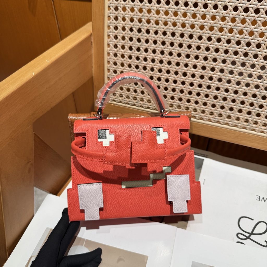 Kelly Doll Picto — 18 × 8 × 13 cm — Texas Pink — Crocodile leather