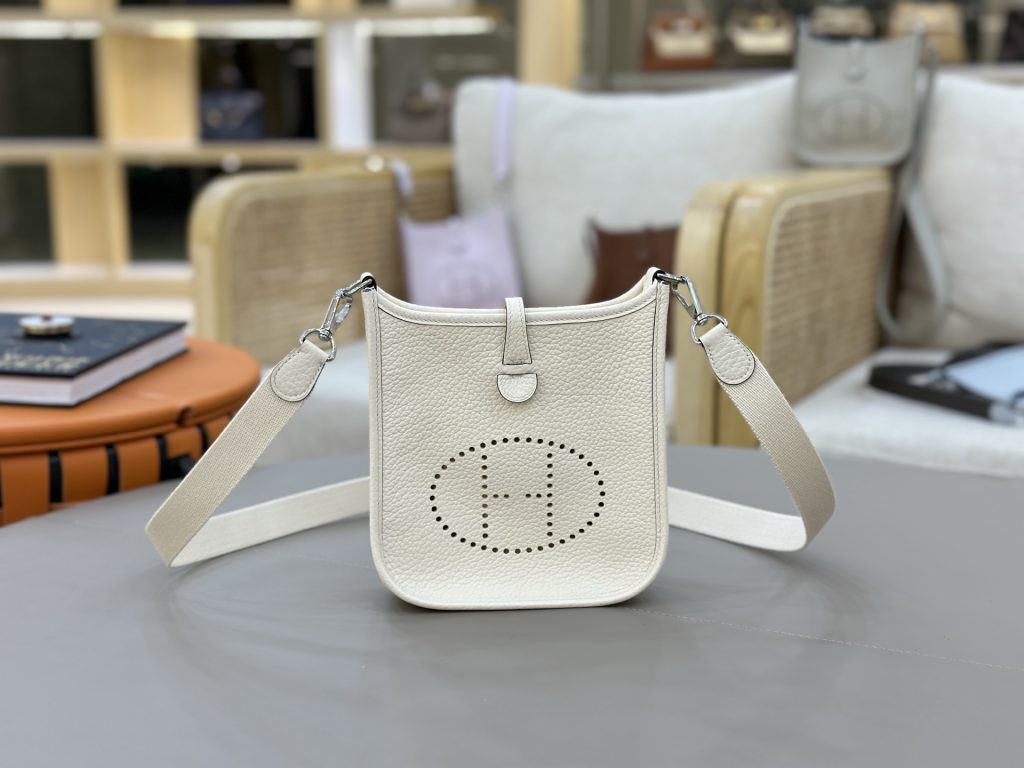 Evelyne — 17/29 cm — Cream White — TC leather — Silver-tone hardware