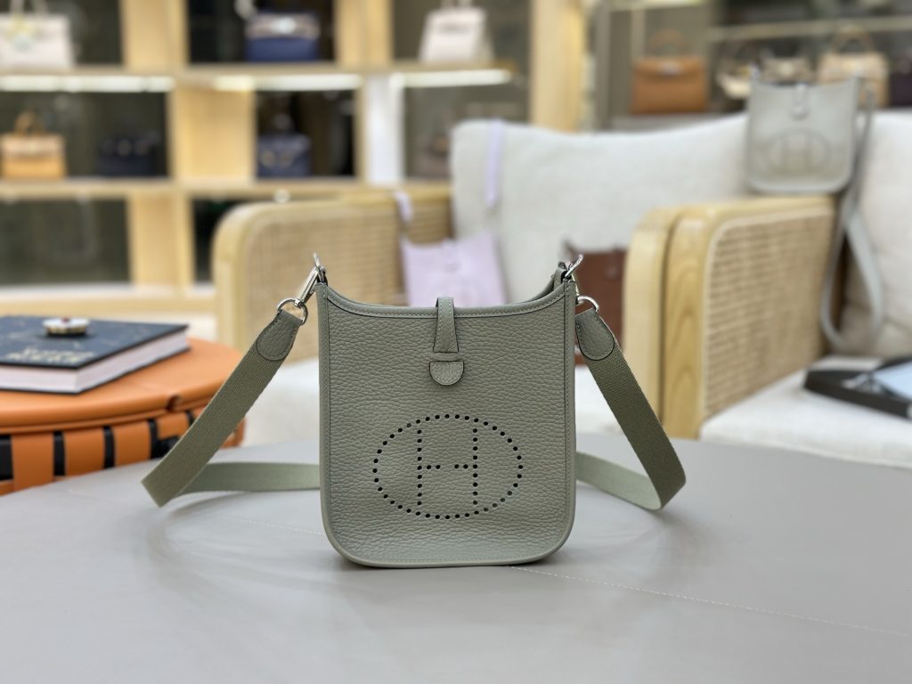 Evelyne — 17/29 cm — Sage Green — TC leather — Gold-tone or silver-tone hardware