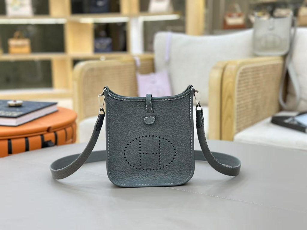 Evelyne — 17/29 cm — Almond Green — TC leather — Gold-tone or silver-tone hardware