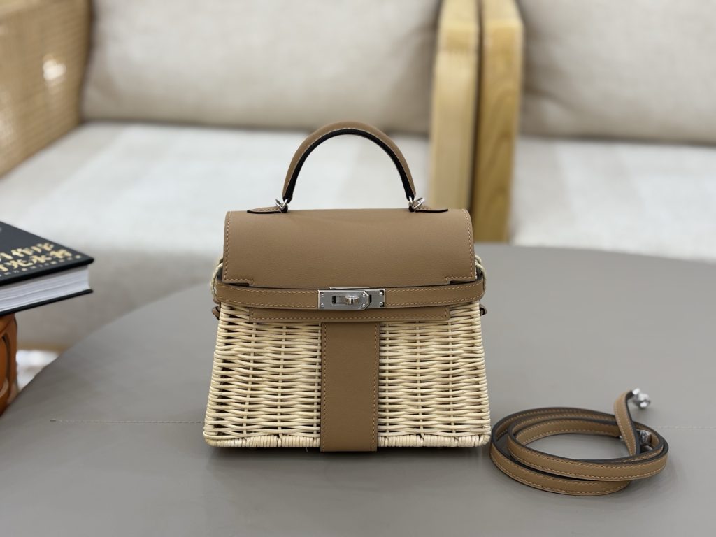 Mini Picnic — 20/25 cm — a woven bamboo-and-rattan body — Gold-tone or silver-tone hardware