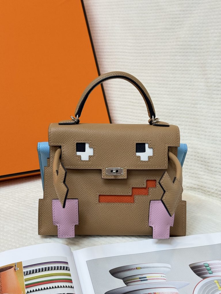 Kelly Doll Picto — 18 × 8 × 13 cm — leather