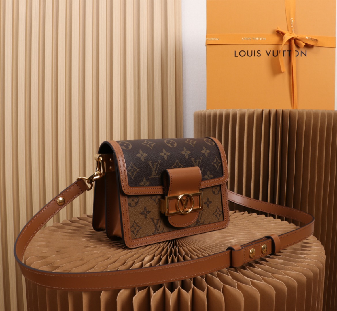 LV M45959 Mini Dauphine Bag | Monogram and Reverse Canvas - 图片 2