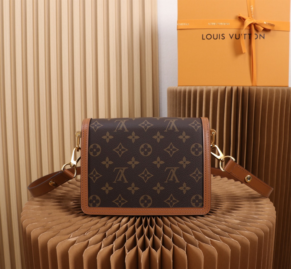 LV M45959 Mini Dauphine Bag | Monogram and Reverse Canvas - 图片 3