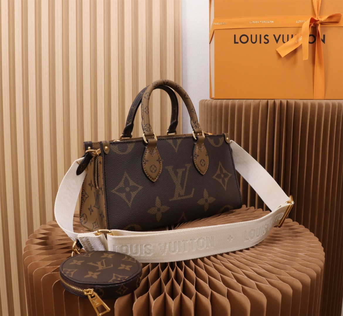 LV M46653 OnTheGo East West Bag | Giant Monogram and Reverse Canvas - 图片 2