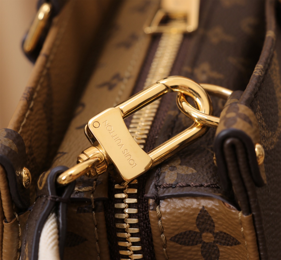 LV M46653 OnTheGo East West Bag | Giant Monogram and Reverse Canvas - 图片 7