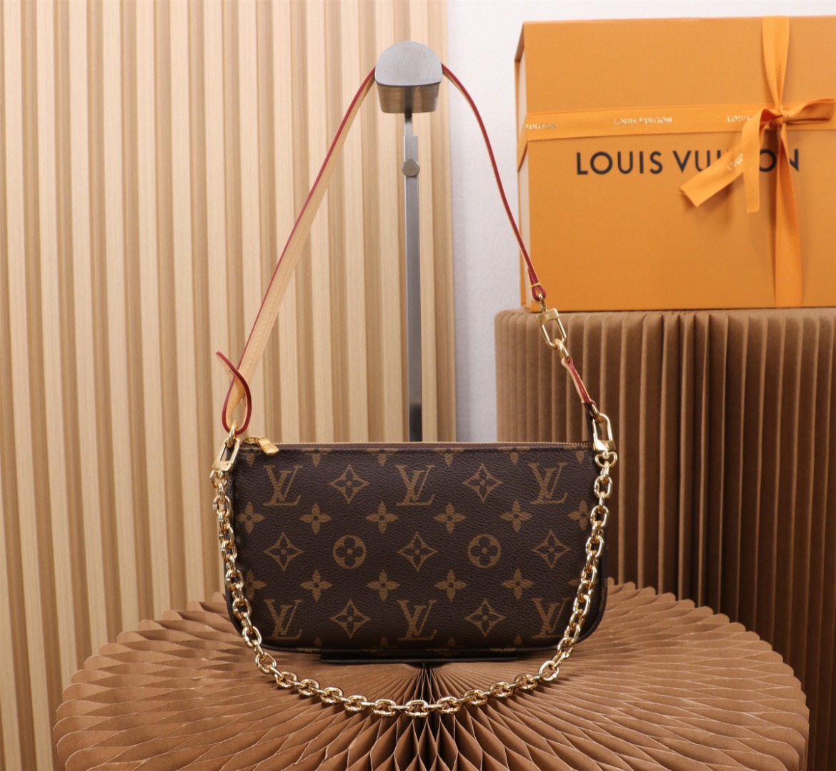 LV M40712 Pochette Accessoires Bag | Monogram